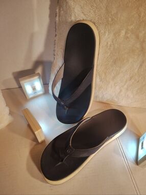 Women's OluKai, Nu'a Pi'o Flip Flops Size 10